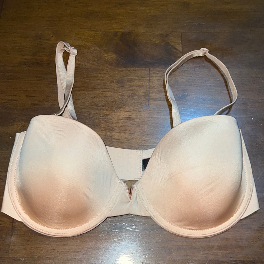 32D Victoria Secret lightly lined Body Strapless/Multi Way Bra